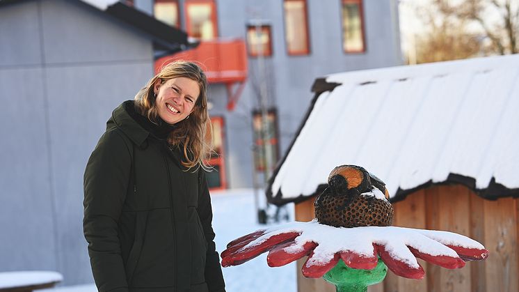 Malva Sinclair, kulturutvecklare i Burlövs kommun, visar upp "Sovande Humla" av Johan Svensson. Skulpturen av jesmonite, ett luftigt alternativ till betong, står på Grönebo förskolas skolgård.