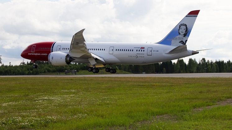 Boeing Dreamliner landing