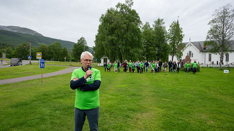 Ordfører i Trysil, Erik Sletten, leder an i den tradisjonelle leken "Rødt lys" under storefri for bedrifter i Trysil. Foto: Jonas Sjögren/Destinasjon Trysil