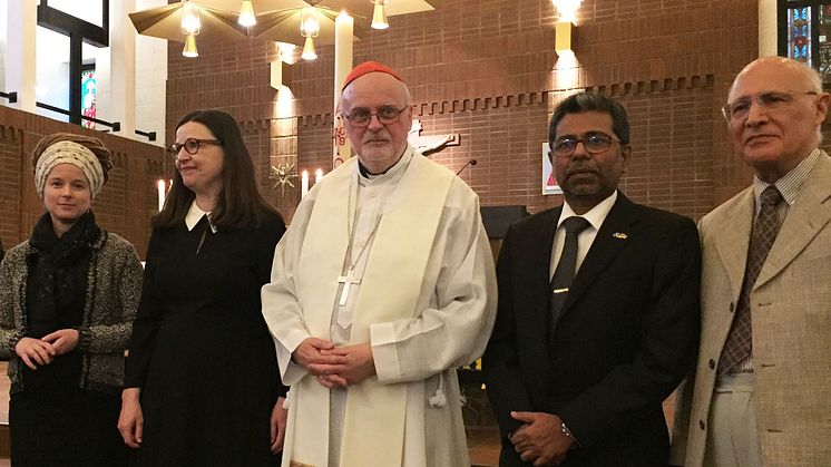 Från vänster: kultur- och demokratiminister Amanda Lind, utbildningsminister Anna Ekström, kardinal Anders Arborelius, Sri Lankas ambassadör Senadheera Sudantha Ganegama Arachchi samt Bahman Tofighian från Interreligiösa rådet i Stockholm.