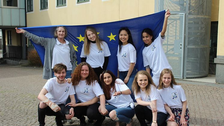 Läraren Christel Haig tillsammans med elever ur EU-intresserade klass SAB2E på Olympiaskolan.