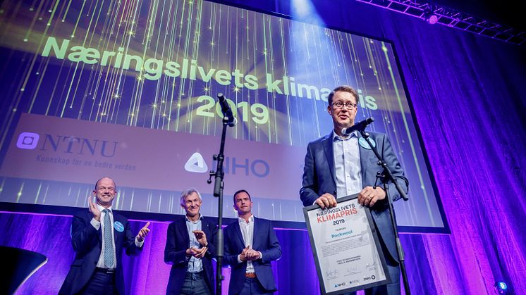 ROCKWOOL CEO Jens Birgersson fik overrakt klimaprisen på ZERO-konferencen og takkede juryen for den store anerkendelse af ROCKWOOLS arbejde for en mere bæredygtig fremtid. (Foto: ZERO Norge)