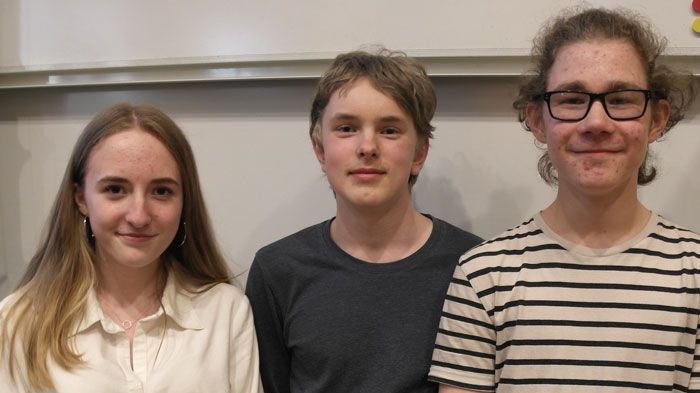 Moa Eklund, Oskar Ådahl och Jonatan Widmark i vinnande laget 8D Minervaskolan. Foto: Ingrid Söderbergh