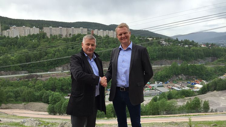 Ordfører i Drammen kommune, Tore Opdal Hansen (t.v) og daglig leder i Franzefoss Pukk, Henrik Bager, under markeringen. Foto: Mona Tønne