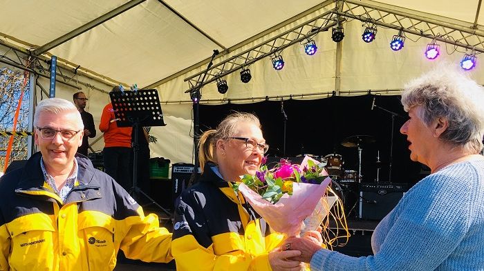 Under Tynneredsdagen  räcktes blommorna över av stadsdelsförvaltningens direktör Maria Lejerstedt. Foto: Anna Bilén