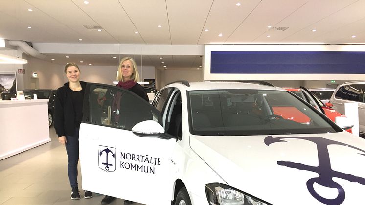Fältsamordnare Maria Nyström och kommunalrådet Ingrid Landin vid Norrtälje kommuns nya biogasdrivna tjänstebil.