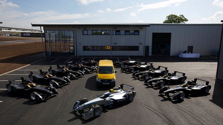 DHL levererar de första tio Formel E-bilarna till de nya anläggningarna i Storbritannien