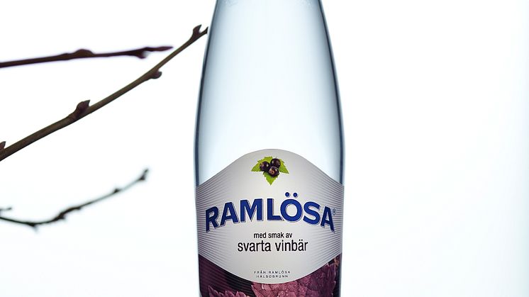Ny smak från Ramlösa:  Svarta vinbär flirtar med sommaren redan i vinter