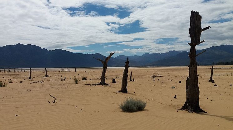 En del av Theewaterskloof-dammen 2018, nästan tom. Foto: Zaian, CC-BY SA