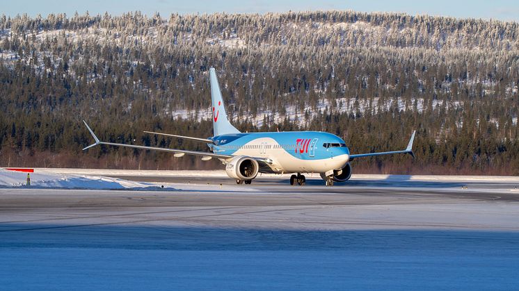 TUI lisää lentoja Lappiin ja nimeää Boeing 737-8 -lentokoneen "Ivaloksi"