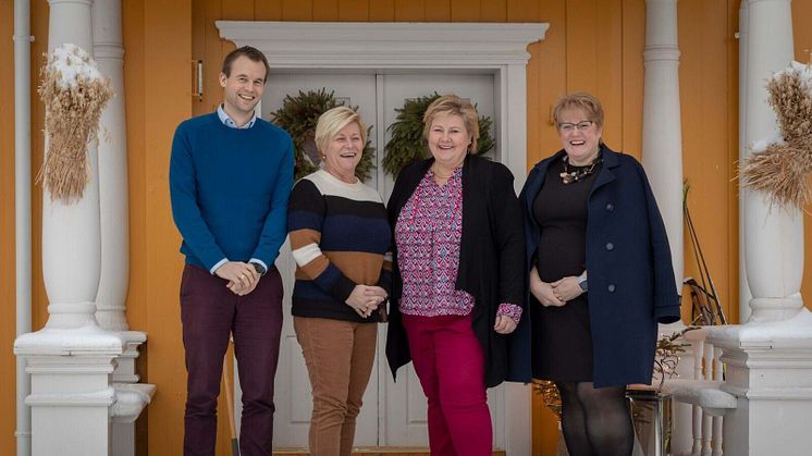 Kjell Ingolf Ropstad (Krf), Siv Jensen (Frp), Erna Solberg (Høyre) og Trine Skei Grande (Venstre) samlet under regjeringsforhandlingene på Granavolden. Foto: Høyre