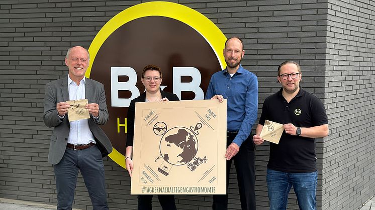 Vlnr: Wolfgang Erben, Sales Manager HoReCa & Michelle Grönheim, Grafik-Auszubildende der Duni Group,  überreichen symbolisch die große Charity Serviette an Simon Tamm, & André Haschker von den B&B HOTELS.