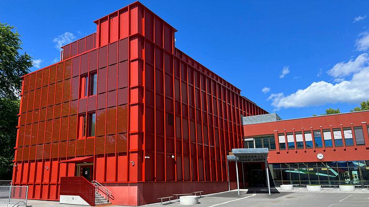 Skolebygget har fått ny rød fasade med integrerte solceller. Foto: Cato A. Mørk/Multiconsult