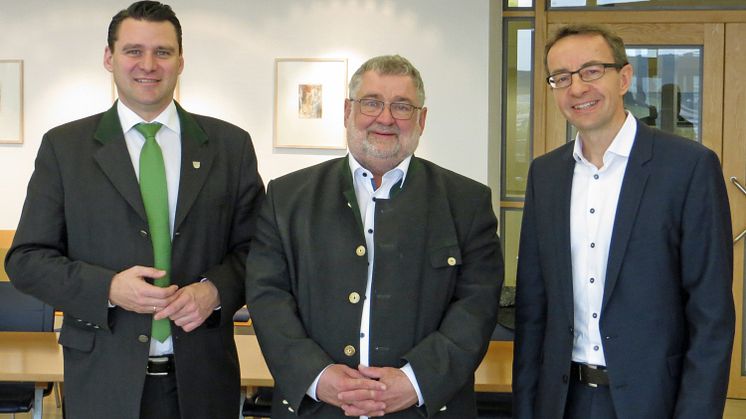 Die Zukunft der Stromversorgung im Landkreis Schwandorf ist lokal, ökologisch und dezentral. Landrat Thomas Ebeling, bemo-Vorstand Armin Schärtl und Regio Energie-Geschäftsführer Thomas Oppelt (v.l.) haben den lokalen Strommarkt vorgestellt.