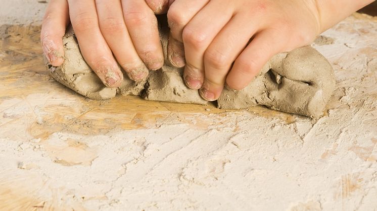 Barn arbetar med leran