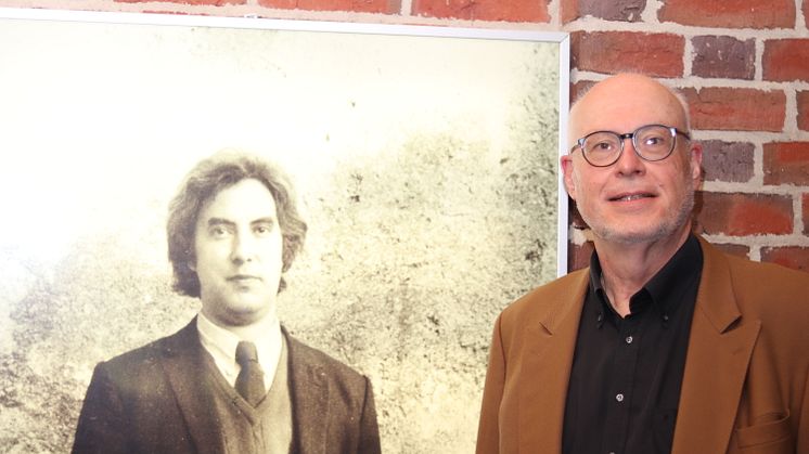 Der Leiter der Arbeitsstelle Brinkmann, Prof. Dr. Markus Fauser, hat die Ausstellung in der Universitätsbibliothek konzipiert.