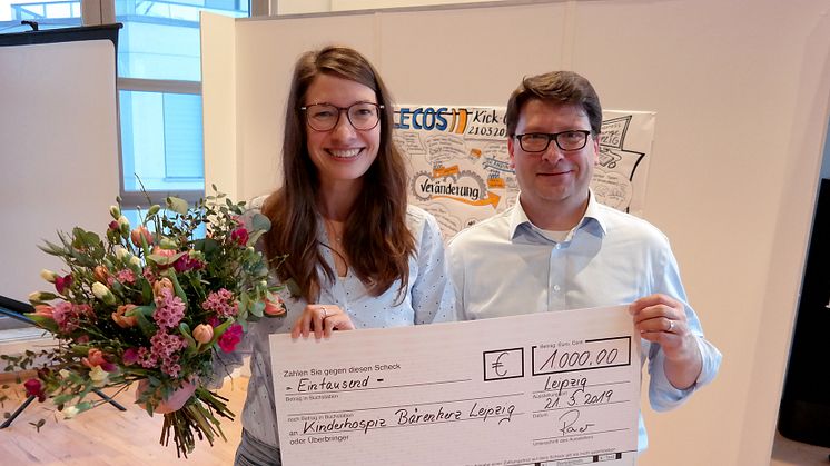 Geschäftsführerin des Fördervereins Kinderhospiz Bärenherz Leipzig Ulrike Herkner und Sebastian Rauer von der Legos GmbH präsentieren stolz den Spendenscheck