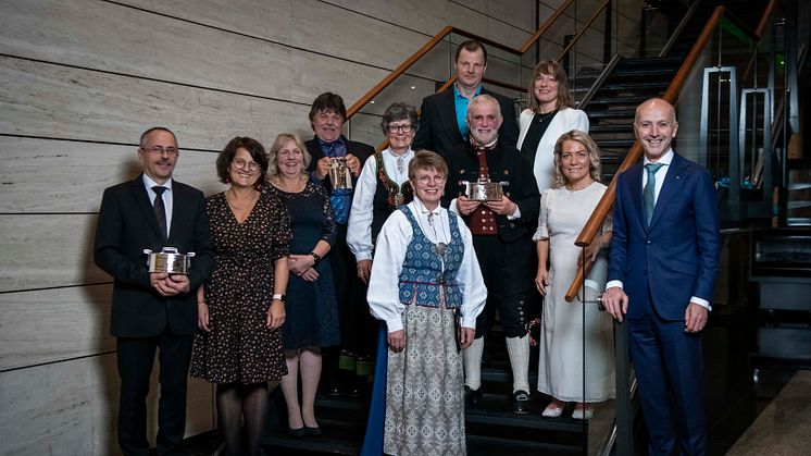 På bildet: ﻿﻿Fra venstre: Randi Stave Dalsbø og Arne Dalsbø (Stadlandet), Tove Egra og Øystein Gilja (Lista), Anne Utstumo Elgshøen og Per Jon Elgshøen (Trysil). ﻿Bak: Agnete Hansen og Ole Henry Larsen (Svanvik)  De andre er ﻿styreleder Marit Haugen,