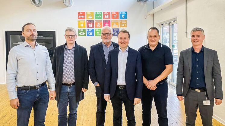 Fra venstre: Daniel Dallerup (Medlem af formandskabet), Bent Klim Johansen (Medlem af formandskabet), Søren Sørensen (Formand for Tradiums bestyrelse), Michael Aarestrup Jensen (MF, V), Malte Larsen (MF, S), Lars Michael Madsen (Direktør, Tradium)