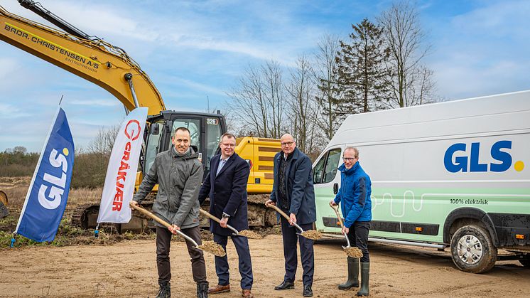 Fra venstre ses Torben Kloster fra Gråkjær, Henrik Nyegaard, Director Operations i GLS Denmark, Steen Kristensen, Managing Director i GLS Denmark, og Henrik Hvidesten, borgmester i Ringsted Kommune.