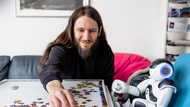 Erik Lagerstedt pusslar med en robot