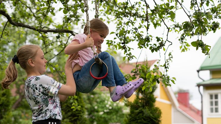 Kesälomatekemistä ilman ruutuja? Lapset leikkivät takapihalla (Kuva Sydänliiton Neuvokas perhe)