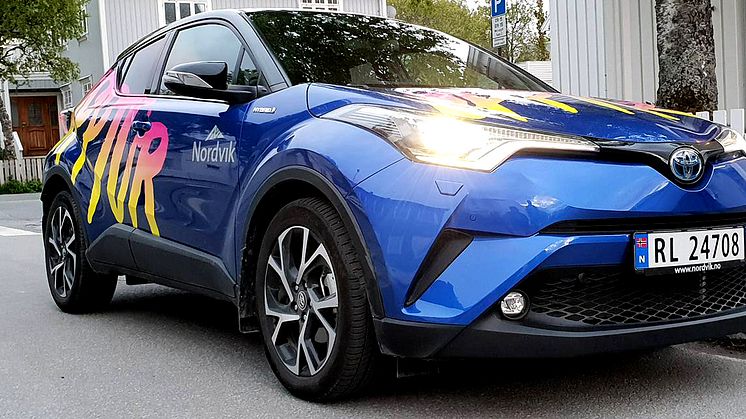 Opptur kjører en rå Toyota C-HR med meget pent dekor. 