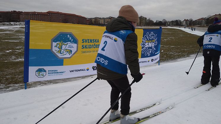 Bobergsskolans fjärdeklassare var först ut att testa längdskidspåren på Gärdet. Foto: Fredrik Blank/SSF. 