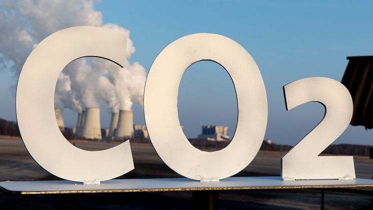CO2-Tag 2018: CO2-Schriftzug vor Kraftwerk