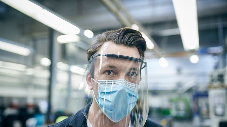 Ford produserer ansiktsmasker og visirer til ansatte før åpning av sine fabrikker i Europa