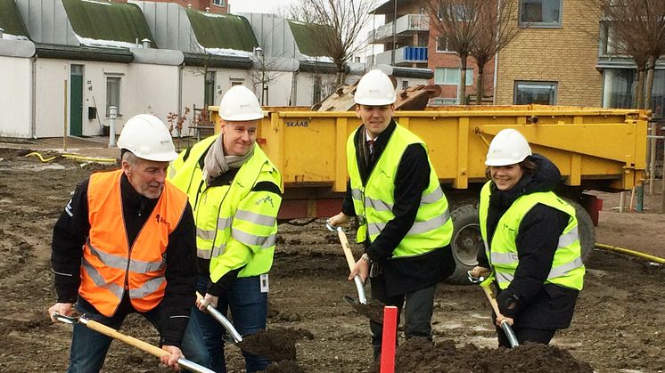 Första spadtaget för Brf Junibacken är nu taget! Fr v Roland Ljungdell, Byggnads, Robert Cardell, arbetschef JSB, Daniel Wolski, ledamot i stadsbyggnadsnämnden och Ulrika Nyström, regionchef på Riksbyggen.