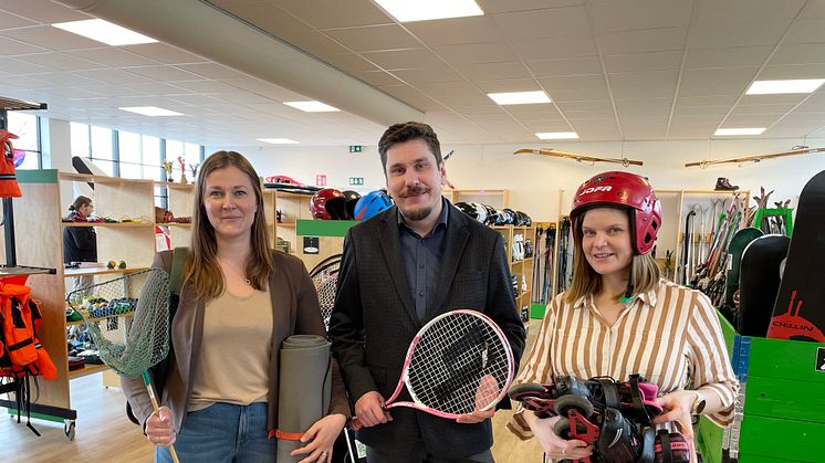 Frida Nilsson (c), Robert Halvarsson (mp), och Amanda Green (s), invigde den nya Fritidsbanken på Våxnäs.