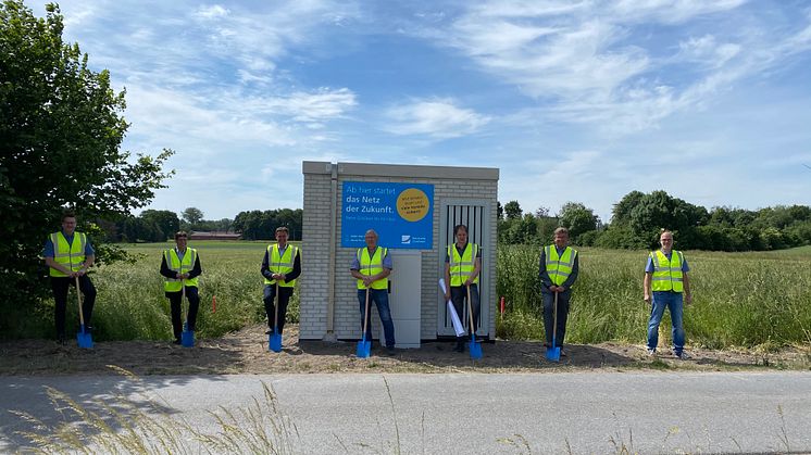 Vlnr: A. Reinke (Wirtschaftsförderung Wettringen), I. Ebhardt (Breitbandkoordinator Kreis Steinfurt), B. Bültgerds (Bgm. Wettringen), F.J. Dinhoff und B. Scheipers (Dinkhoff Tiefbaugesellschaft),  T. Höpfner und H. v.d. Kamp (Deutsche Glasfaser)