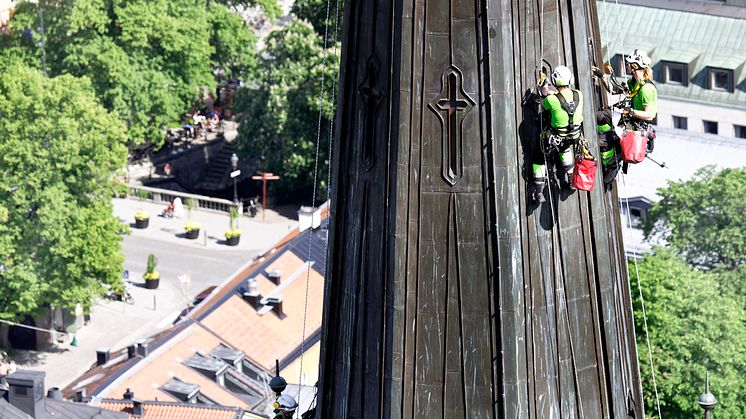 Fastighetsunderhåll utförs säkert på Uppsala Domkyrka med hjälp av Klätterservice reparbetare.