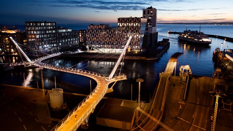Varvsbron i Helsingborg är en S-formad gång- och cykelbro som ansluter till land på tre ställen. I praktiken är det tre broar med varierande geometri och olika tekniska lösningar. Bild: Fredrik Rege/Peab