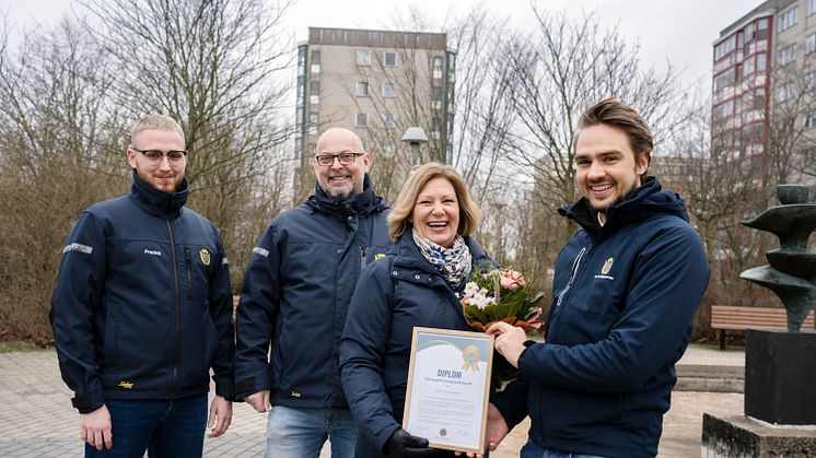 Jeanette Norstedt, vice ordförande i HSB brf Högaholm, tar emot priset. Här tillsammans med förvaltarna Fredrik Grönvall och Magnus Nilsson, samt projektledaren Adam Diebig på HSB Malmö.