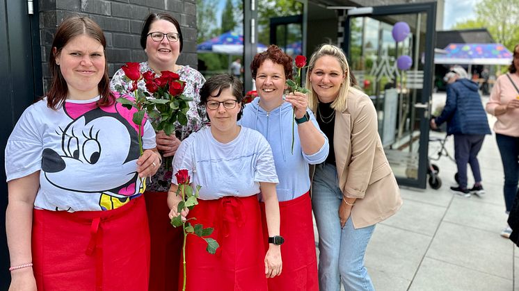 Halfen beim Catering mit: Klientinnen vom Hephata-Wohnverbund in Neustadt: von links Kim-Lisa Olbert, Anne Günther, Alexandra Schwalm, Steffi Langbein und Tamara Lohse vom Sozialraumteam der Hephata Diakonie.