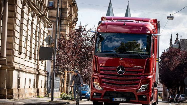 Mercedes-Benz introducerer verdensnyhed for øget sikkerhed på vejene