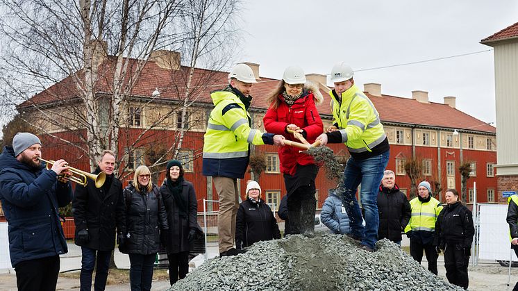 Spadtaget togs utav Familjebostäders VD Per-Henrik Hartman, Helén Ohlsson, ordförande i  Familjebostäders styrel och Henrik Ljungdahl, VD MVB Astor bygg.