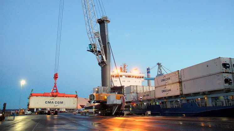 Lossning av kylcontainrar från CMA CGM i Helsingborgs Hamn