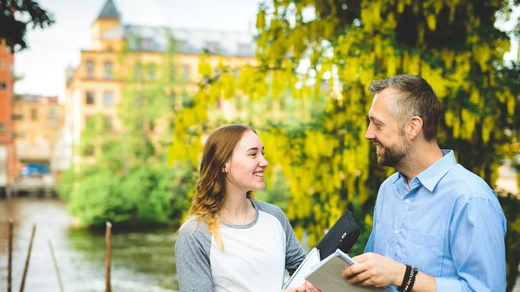 Elev och lärare samtalar