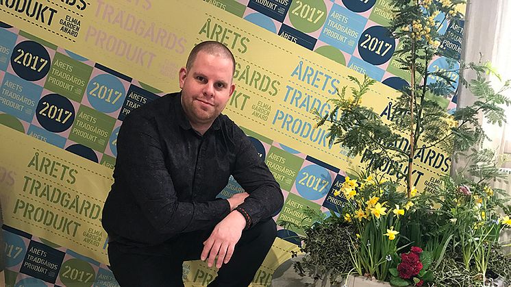 Björn Lidbrandt och hans planteringsring i betong som fick utmärkelsen Årets Trädgårdsprodukt 2017.