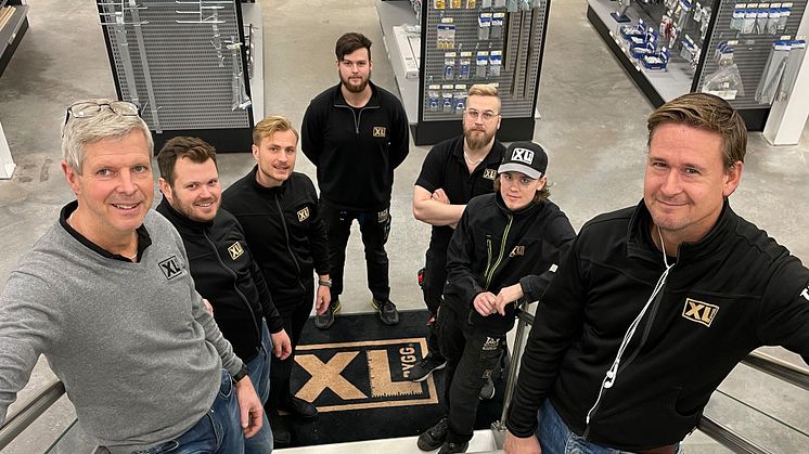 Med på bild är; Niclas, Jonas, Michel, Anton, Niclas, Oliver och Per-Olof, några av Håkans medarbetare från XL-BYGG Mölndal