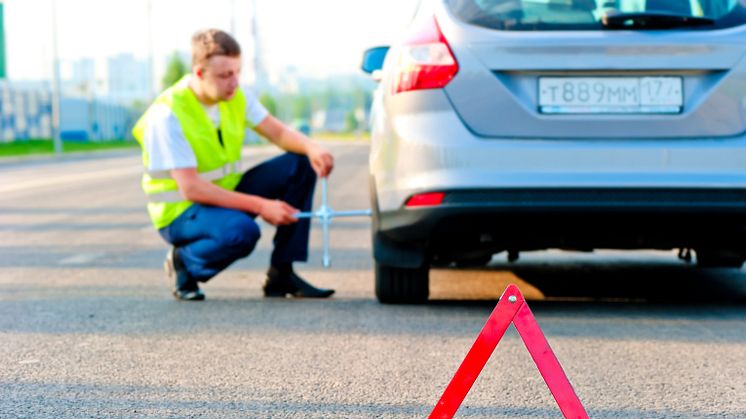 Advarselstrekant, gule trafikveste og dæknøgle hører til blandt de ting, som altid bør være med i bilen på udlandsferie.