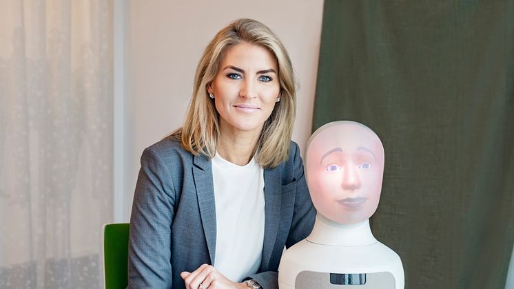 Elin Öberg Mårtenzon, Chief Innovation Officer at TNG, and Tengai the Social Interview Robot