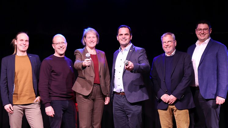 Die Moderatoren Benedikt Feldhaus und Peter Havers, Universitätspräsidentin Prof.in Dr.in Verena Pietzner, Bürgermeister Kristian Kater sowie Dr. Frank Käthler und Adrian Spannagel von der Stadt Vechta. 