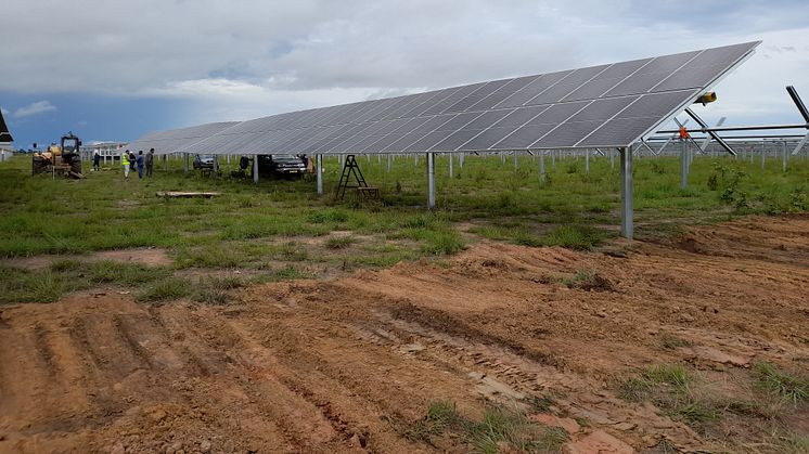 Konstruktion av en solar PV plant i Malawi, där oberoende energiproducenter spelar en viktig roll i utbyggnaden av förnybar energikapacitet. Ett photovoltaic (PV) system är designat för att omvandla ljus till elektricitet med hjälp av solpaneler. 