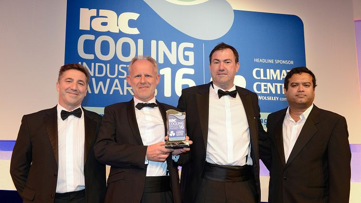 N. Hillier, VD Carel Storbritannien, värden för galan RAC Cooling Industry Awards, komikern P. Sinha, flankerar S. Wagner, Rittal, som tog emot priset Climate Control Prod Mng. Rittal och J.Knetsch, proj.ledare för forskning och utveckling 