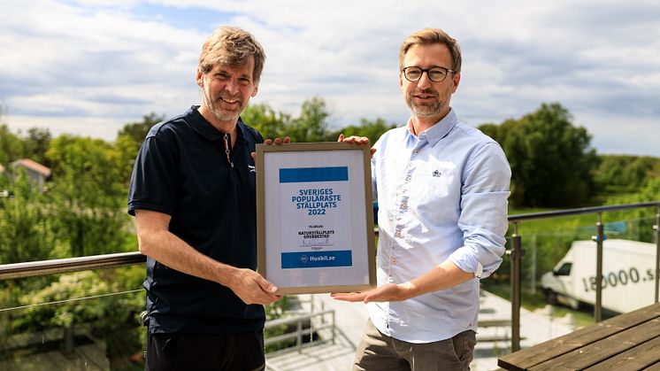 Bild från 2022. Grundare Reinert Sörensson tar emot utmärkelse för Sveriges populäraste ställplats 2022 av husbil.se. År 2023 behåller ställplatsen och Reinert Sörensson sin förstaplats.