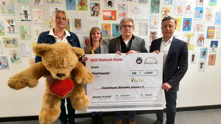 Elvira Wegner vom Kinderhospiz nahm die Spende entgegen: Doreen Brandt, Matthias Bartsch und Olaf Baumgart übergaben den beeindruckenden Spendenscheck